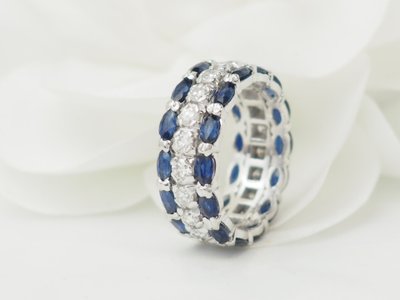 Bague bandeau en or blanc, saphirs naturels et diamants 