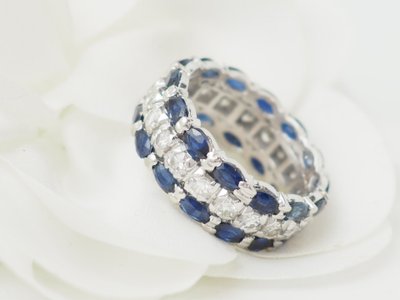 Bague bandeau en or blanc, saphirs naturels et diamants 