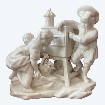 CAPODIMONTE - OPTICAL BOX - Superb porcelain group after the group of SEVRES by FALCONET.