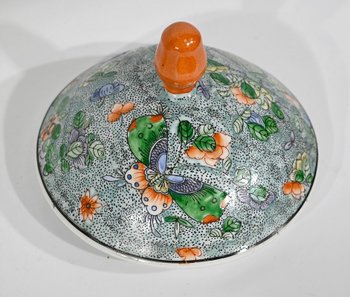 Bonbonnière en Porcelaine à décors de Papillons, Chine – Début XXe