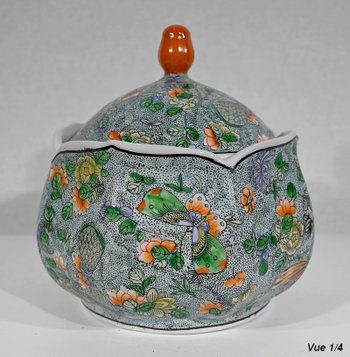 Bonbonnière en Porcelaine à décors de Papillons, Chine – Début XXe