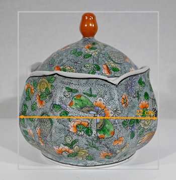 Bonbonnière en Porcelaine à décors de Papillons, Chine – Début XXe