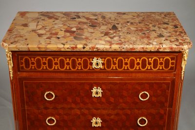 Comò in stile di transizione in legno intarsiato e bronzo dorato