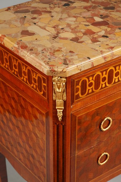 Comò in stile di transizione in legno intarsiato e bronzo dorato