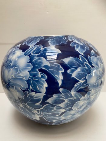 VASO A SFERA IN PORCELLANA GIAPPONESE
