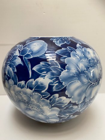 VASO A SFERA IN PORCELLANA GIAPPONESE