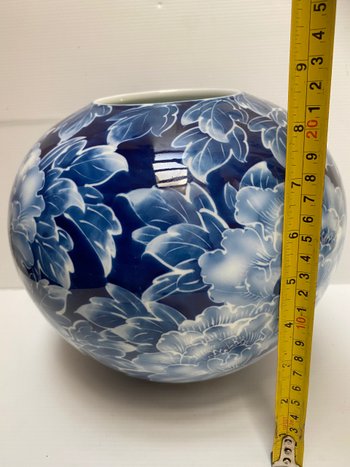VASO A SFERA IN PORCELLANA GIAPPONESE