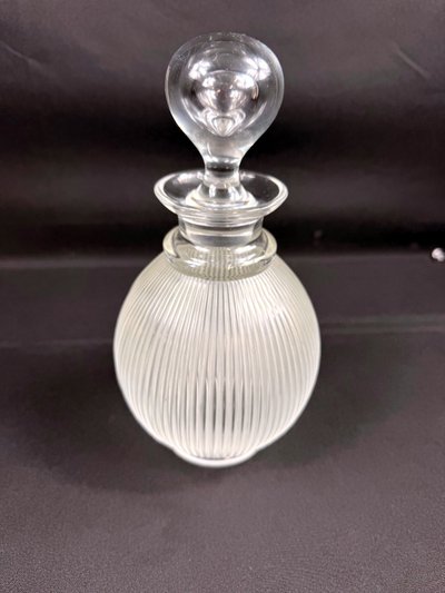 Magnifico decanter in cristallo, modello "Langeais", firmato Lalique France
