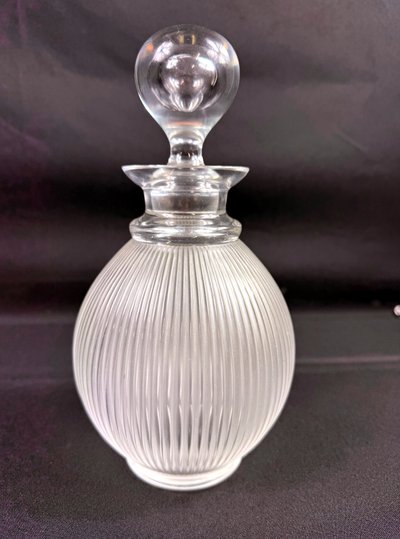 Magnifico decanter in cristallo, modello "Langeais", firmato Lalique France