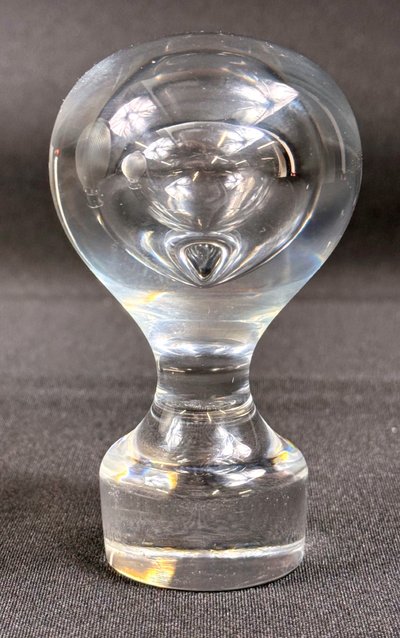 Magnifico decanter in cristallo, modello "Langeais", firmato Lalique France