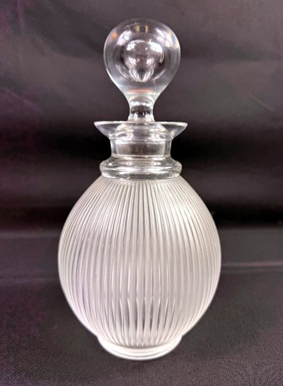 Magnifico decanter in cristallo, modello "Langeais", firmato Lalique France
