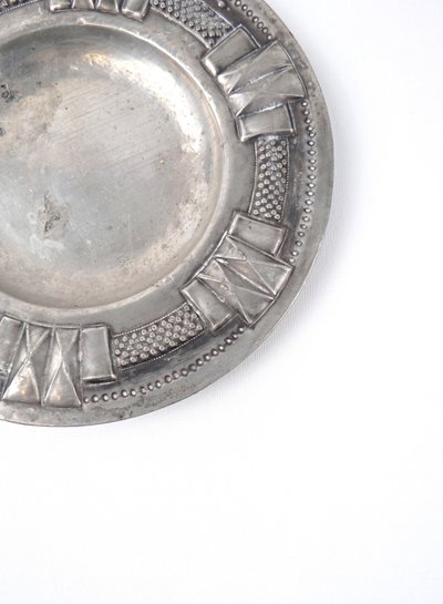 Schmuckschale aus getriebenem Zinn im Art-Deco-Stil, signiert Claude Leveillard, frühes 20. Jahrhundert