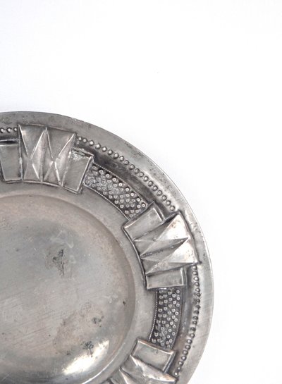 Schmuckschale aus getriebenem Zinn im Art-Deco-Stil, signiert Claude Leveillard, frühes 20. Jahrhundert