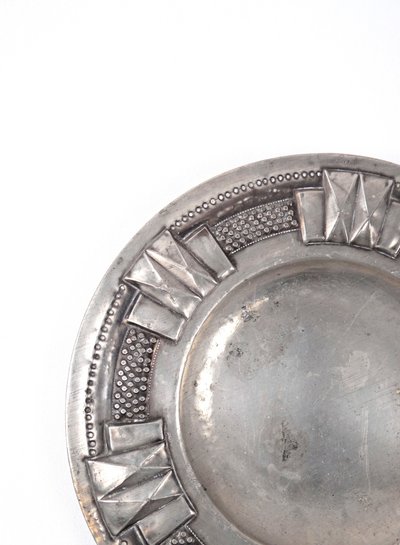 Schmuckschale aus getriebenem Zinn im Art-Deco-Stil, signiert Claude Leveillard, frühes 20. Jahrhundert