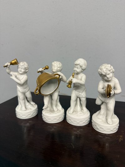 Group N: 4 porcelain musicians, Naples, Capodimonte, 20th century, 12x4cm