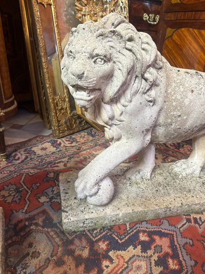 PAIRE DE LIONS EN PIERRE RECONSTITUE - Sculptu... | Antikeo