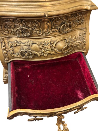 Piccolo cassettone in bronzo con cassetti, decorazione rocaille – XIX secolo