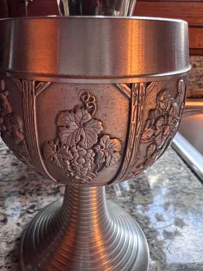 Exceptional pewter drinking service – Medieval and Renaissance style – Pitcher, 6 cups and tray