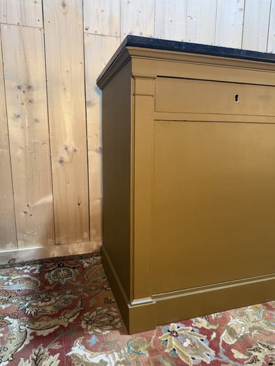 Louis-Philippe-Sideboard mit Sockel aus lackiertem Holz und schwarzem Marmor