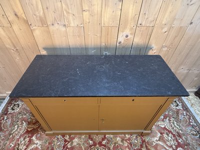 Louis-Philippe-Sideboard mit Sockel aus lackiertem Holz und schwarzem Marmor