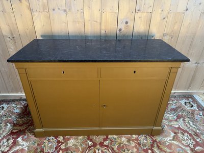 Louis-Philippe-Sideboard mit Sockel aus lackiertem Holz und schwarzem Marmor