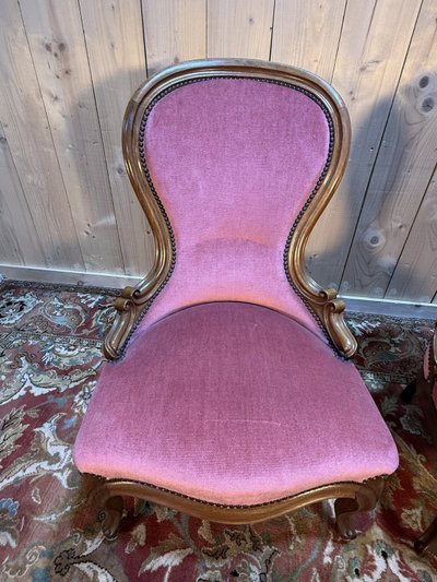Paire de chauffeuses Louis Philippe en noyer et velours rose