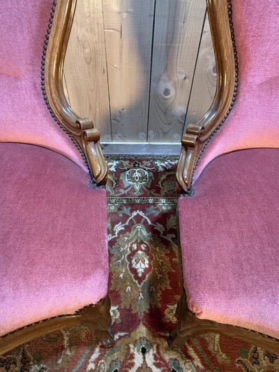 Paire de chauffeuses Louis Philippe en noyer et velours rose
