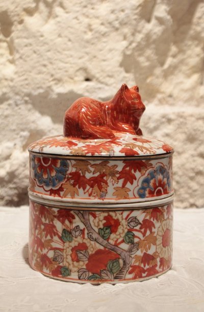 Imari-style earthenware box surmounted by a cat, 20th century