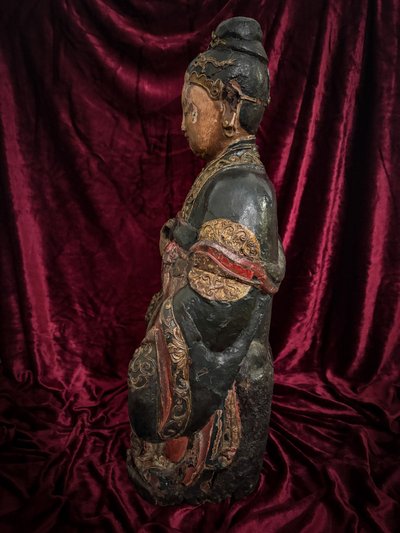 Very rare lacquered wooden statue of a queen, Vietnam, 18th century
