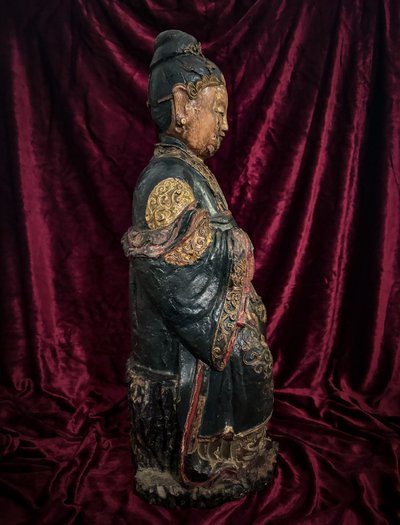 Very rare lacquered wooden statue of a queen, Vietnam, 18th century