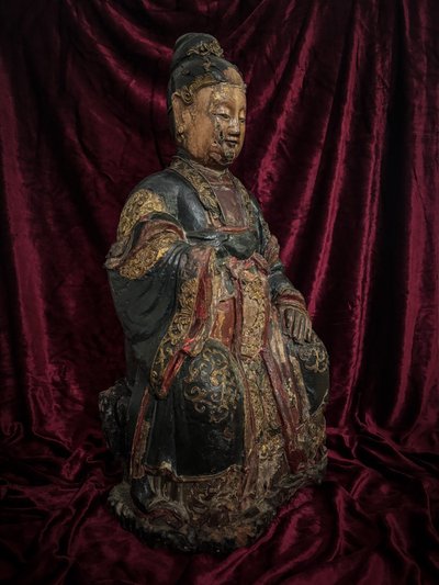 Very rare lacquered wooden statue of a queen, Vietnam, 18th century