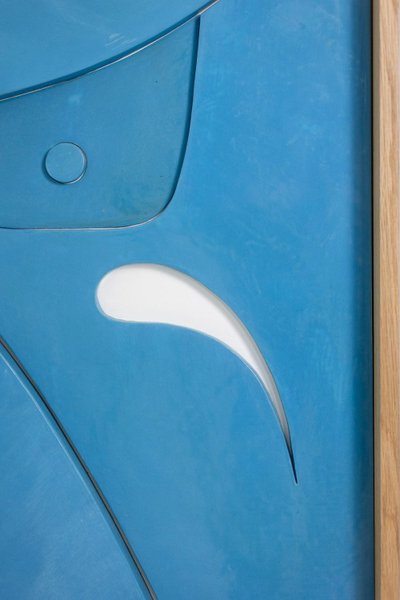 Blau lackiertes Holzrelief. Zeitgenössisches Werk eines französischen Künstlers. LS66623001