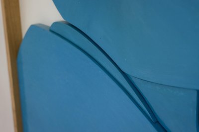 Blau lackiertes Holzrelief. Zeitgenössisches Werk eines französischen Künstlers. LS66623001