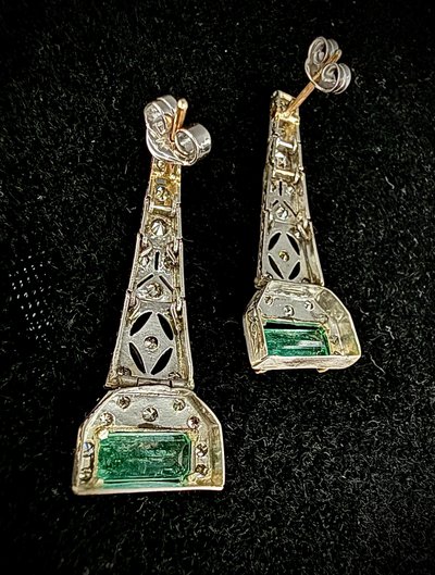 Orecchini Art Déco con smeraldi e diamanti