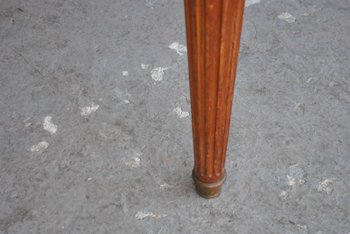 Ovaler Tisch aus Mahagoni mit Kratzern an den Seiten Ende des 19. Jahrhunderts