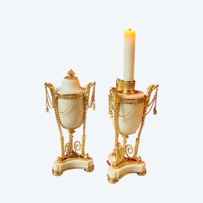 Paire de cassolettes Louis XVI aux têtes d'aigle