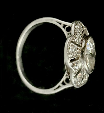 Art-Deco-Ring aus Platin mit einem Diamanten von 1,30 Karat