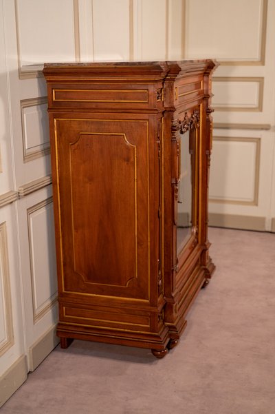 Credenza alta in noce, fine XIX secolo