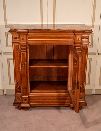 Credenza alta in noce, fine XIX secolo