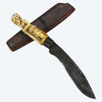 Indonesia Coltello rituale con manico intagliato Divinità XIX secolo