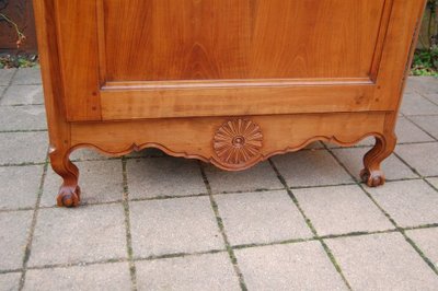 Credenza in ciliegio Luigi XV del XIX secolo