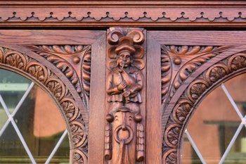 Grande Vitrine De Style Renaissance Aux Personnages En Chêne