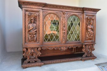 Grande Vitrine De Style Renaissance Aux Personnages En Chêne