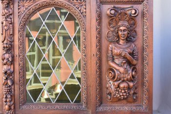 Grande Vitrine De Style Renaissance Aux Personnages En Chêne