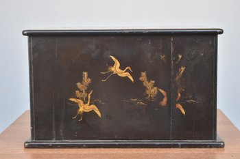 Scatola per gioielli giapponese laccata con decorazione di uccelli XIX secolo