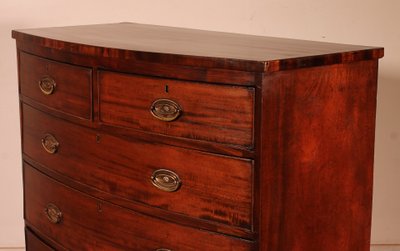 Cassettone in mogano dell'inizio del XIX secolo