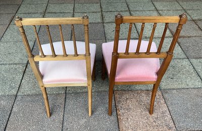 Deux chaises un peu basses de style Louis XVI.