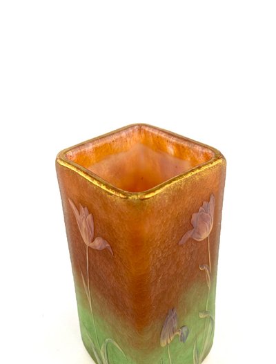 Vaso Daum quadrangolare con decorazione a tulipano smaltato, circa 1910