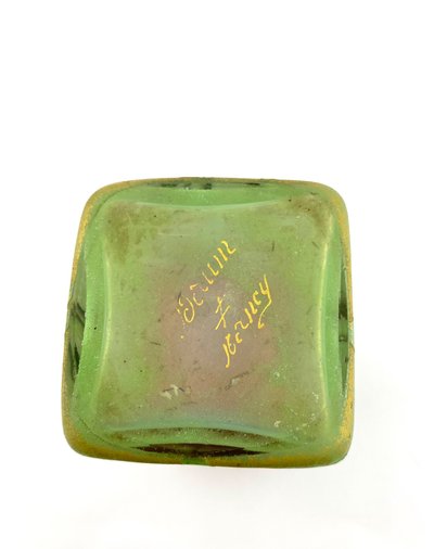 Vaso Daum quadrangolare con decorazione a tulipano smaltato, circa 1910