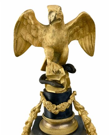 Pendule portique en marbre blanc, marbre noir et bronze doré époque Louis XVI 